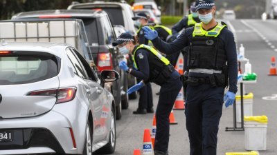 在墨尔本以北约60公里的偏远小镇，警方上周五在设置的路障检查司机的详细讯息。自新冠肺炎疫情大流行开始以来，维多利亚州已经历第6次封锁。（图取自法新社）