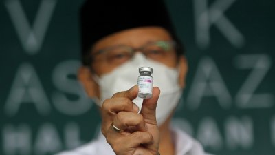 印尼卫生部长布迪今年3月在泗水的大规模接种计划中，展示英国的阿斯利康（AstraZeneca）疫苗。（图取自安塔拉通讯社/路透社）