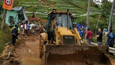 挖掘机受召来协助移泥和瓦砾，以便救出被困的妇女，惟受害者被救出时证实死亡。
