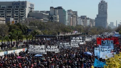 阿根廷数以万计的民众在首都布宜诺斯艾利斯的街头示威，要求政府解决失业、通胀和粮食危机等问题。（图取自路透社）