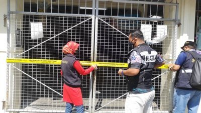 槟州卫生局及槟岛市政厅官员周六早上前往关丹律巴刹展开行动，并封上巴刹入口。
