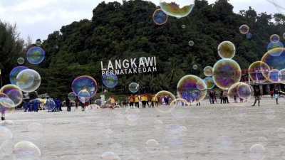 浮罗交怡的“旅游泡泡”计划自9月16日开始推展，而游客的到来，是否会对岛上的新冠肺炎疫情造成影响，备受关注。