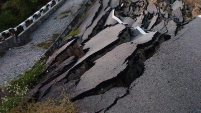 新邦波赖至金马仑高原路第43.95公里路段发生土崩，土崩范围为30公尺长及15尺宽。（网络照片）