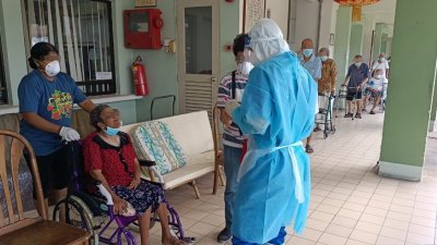 县卫生局人员周六前往狮尾老人院，为长者进行新冠肺炎筛检，不料再有10人确诊。（黄家和团队提供）