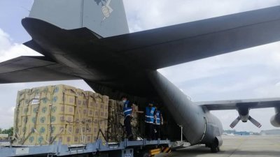  Bantu-bantu Malaysia 食物包援助计划在马来西亚皇家空军 (TUDM) 的协助下，将食物包运送到沙巴的退休军人。