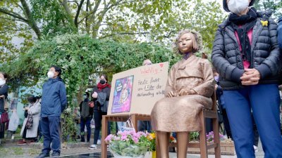 在德韩国人协会等团体在柏林举行集会，要求柏林米特区不应屈服于日本政府压力，允许在当地永久保存“慰安妇”雕像。（图取自中新社）