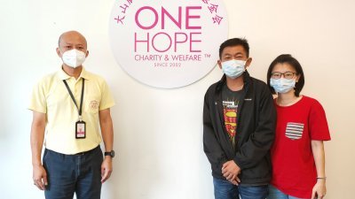 蓝顺明（左2起）将进行活体移植太太刘燕珊的肾脏，盼社会捐助12万令吉移植费用，左为主席蔡瑞豪。