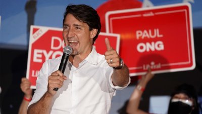 加拿大将在当地时间周一举行国会改选，民调显示总理特鲁多领导的自由党和主要对手保守党的支持度不相伯仲。图为特鲁多周日在马尼托巴省首府温尼伯的选举造势活动发言。（图取自路透社）