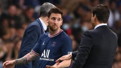 梅西对于教练将他换下场的决定感到不悦，并在退场时拒绝与他握手。（图取自法新社）