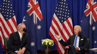 美国总统拜登（右）和澳洲总理莫里森当地时间周二，在联合国大会期间举行场边会议。-路透社-