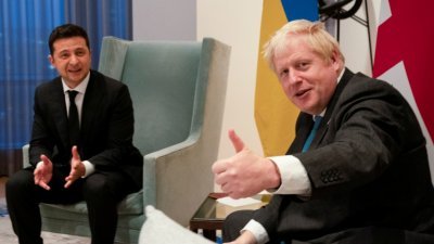 身在华盛顿的英国首相约翰逊（右）周三在英国外交官邸与乌克兰总统泽连斯基会面。（图取自路透社）