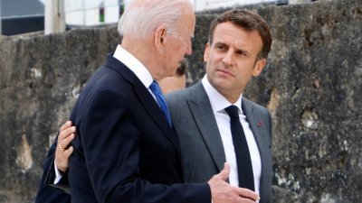 澳洲潜艇风波后，美国总统拜登（左）邀请法国总统马克龙通话，化解外交危机，双方在周三通上电话，并在会后发表联合声明。（图取自法新社档案照）