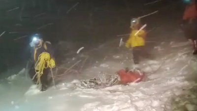 一群登山客在攀登厄尔布鲁士山时遭遇暴风雪受困，俄罗斯紧急事务部接获求救电话后，立即派员展开救援。（图取自路透社/俄罗斯紧急事务部）