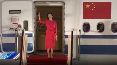 孟晚舟终于于25日晚间抵达深圳机场，并以一袭红裙走下飞机。（图截自央视新闻）