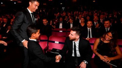 C罗的儿子迷你罗（左二）在2017年金球奖颁奖典礼上，第一次见到阿根廷球王梅西。（法新社档案照）