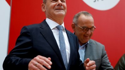 德国现任副总理兼财长，社民党的总理候选人肖尔茨周一在社民党柏林总部接受支持者的祝贺。（图取自路透社）