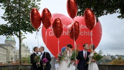 在瑞士于周日举行同性婚姻合法化公投期间，有3对同性和异性情侣在首都伯尔尼穿著结婚礼服拍照。（图取自法新社）
