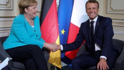 德国总理默克尔（左）和法国总统马克龙，2019年8月24日在出席七国工业集团（G7）峰会时举行双边会晤。（图取自法新社）