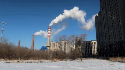 图为中国黑龙江省哈尔滨一个燃煤供暖综合体的档案照。（路透社）