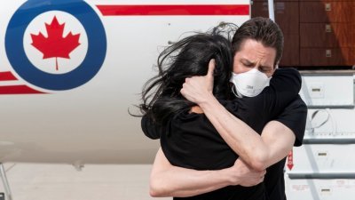 加拿大前外交官康明凯获释后，上周六（25日）抵达多伦多皮尔逊国际机场，激动地和分别多年的妻子相拥庆祝团聚。（Cpl Justin Dreimanis/DND-MDN Canada/路透社）

