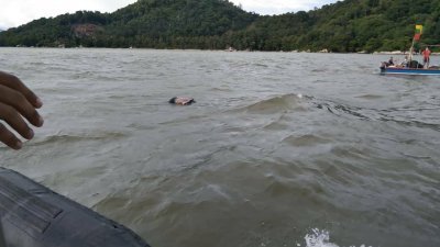 渔民在公巴海域发现一具穿著黑衣和黑色运动长裤的男浮尸。