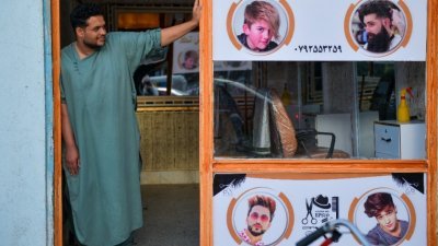 再次管治阿富汗的塔利班禁止南部赫尔曼德省的理发店为客人剃须，原因是有违塔利班对伊斯兰律法的诠释，违反的人会受到惩罚。图为西部大城赫拉特的理发店，为男士提供修剪时尚发型。（图取自法新社）