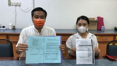 郑国球（左）促请甲州政府透明化管理州的财务，并用于协助人民度过疫情，右为林朝雁。