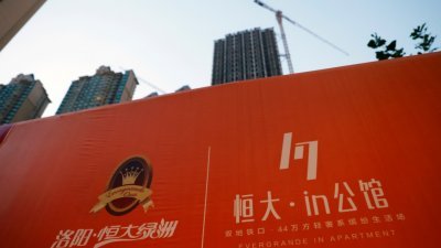 在中国河南省洛阳市，由中国恒大集团开发，尚未完工的住宅综合体工程恒大绿洲。-路透社-