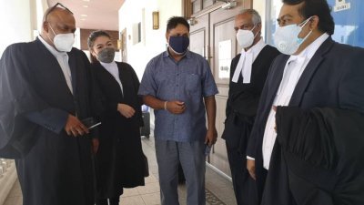 普仁安南（左3）无罪释放后，在庭外感谢律师团队的努力，左起古纳瑟嘉兰、黄栎烨、佐迪及勒迪拿古玛。