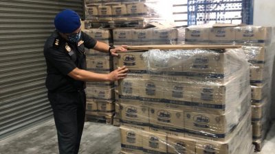 贸消局官员在工厂内，仔细检查小麦面粉。（图由贸消局提供）