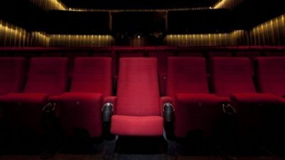 电影院获准营业，观众人数限定放映厅空间的50%。