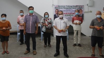 张发虎（前排左3）周日派发新冠病毒援助金给130名受惠者。