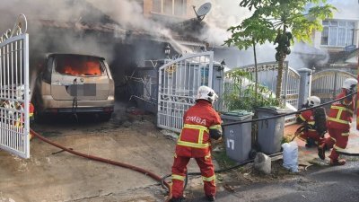 休旅车失火燃烧，火势蔓延至其他6间住家前院。（消拯局提供）