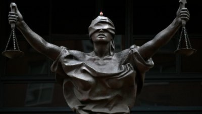 IS成员埃尔谢赫在美国弗吉尼亚州亚历山德里亚联邦法院受审。图为法院外的一座雕像。（图取自法新社）