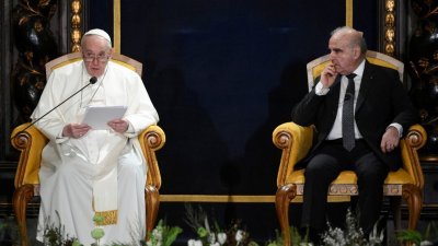 罗马天主教教宗方济各周六出访马耳他，在首都瓦莱塔大法官宫的大使厅会晤马耳他总统维拉（右）。（图取自梵蒂冈媒体/路透社）