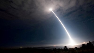 图为2017年，在美国加利福尼亚州范登堡空军基地，美军发射一枚无搭载弹头的义勇兵3型洲际弹道导弹。（图取自洲际弹道导弹美国空军/路透社）
