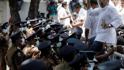 周日，斯里兰卡首都科伦坡，反对党党员聚集在独立广场附近，高喊让总统拉贾帕克萨对经济危机处理不当负责，下台辞职。（图取自路透社）