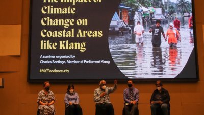 巴生民众及5位主讲人于日前出席“气候变化对巴生等沿海地区的影响”研讨会，中为查尔斯。
