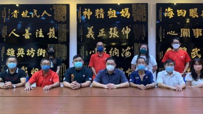 “2022年马六甲州武术锦标赛”工委会希望武术运动员们透过比赛强化运动水平，为更高级别的赛事做好准备，坐者左3起为杨庆权和颜天禄。