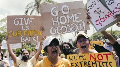 在斯里兰卡首都科伦坡独立广场，大批民众周一不理会宵禁令上街抗议政府。示威者高举“（总统）戈塔巴雅回家（下台）”、“还给我们未来”的标语牌。（图取自路透社）