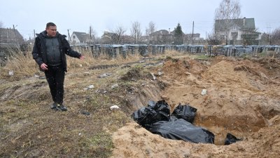 在基辅西北部布查镇的一座教堂后面，发现一个万人坑。一名幸存的民众指称是俄军杀害平民而匆匆埋葬的一堆尸体。（图取自法新社）
