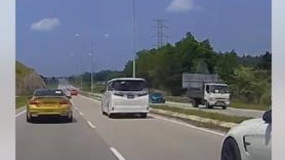 新加坡注册轿车危险超车，引起警方介入调查。（视频截图）