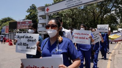 斯里兰卡政府医务人员协会成员周三走上街头，抗议政府没能妥当处理经济危机导致国内医药短缺，医疗系统几近崩溃。（图取自路透社）