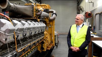 澳洲总理莫里森在周一，造访位于墨尔本的威廉亚当斯CAT工厂。（图取自法新社）