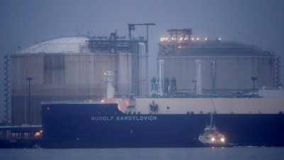 图为一艘载著液化天然气的油船于今年3月10日，停靠在法国圣纳泽尔附近的布列塔尼地区蒙图瓦尔液化天然气接收站码头。（图取自路透社）