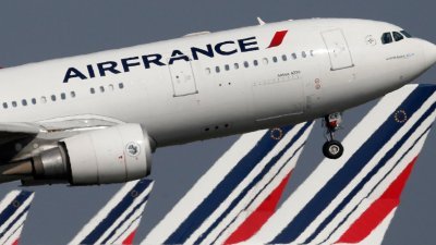 图为一架法航客机从巴黎戴高乐机场起飞的档案照。（图取自路透社）