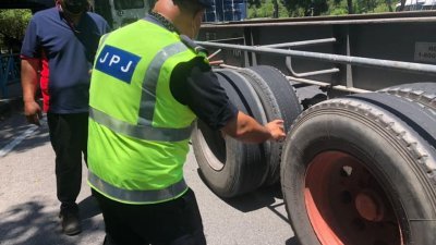 槟陆交局在南北大道路段展开“轮胎行动”，检查载货罗里的轮胎。