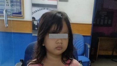 5岁女童莱莎被发现独自徘徊在银行前，而被好心路人带往警局。