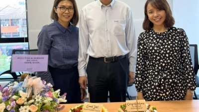 郑诗傧（右）与新纪元校长伉俪莫顺宗及邓丽思庆祝国际教育学院成立3周年。