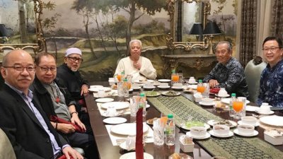 盟众领袖昨日在首相府会晤首相依斯迈沙比里，并一同开斋共进晚餐。